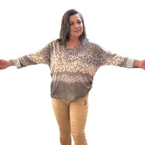 Lightweight animal print sweater NWT